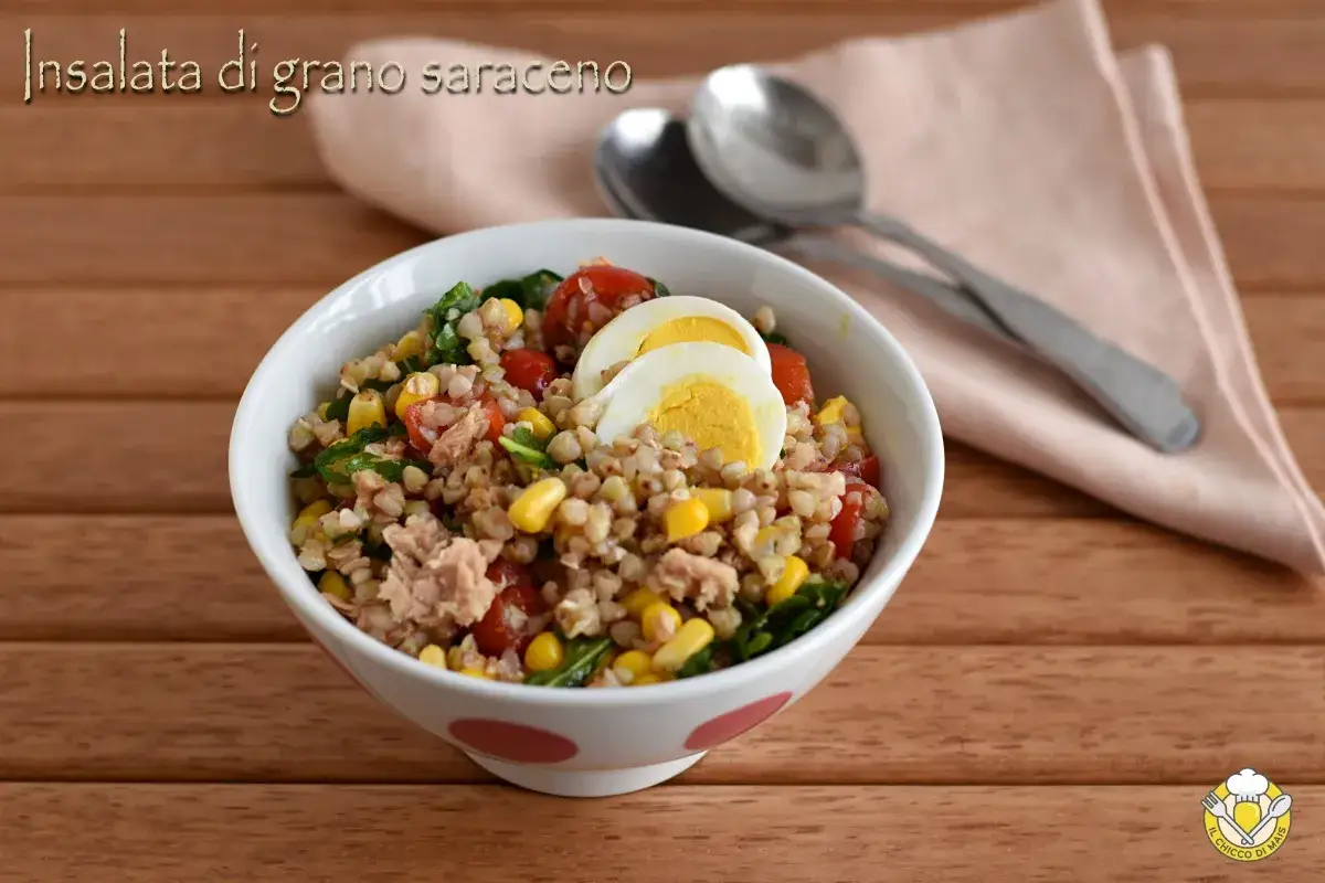 Insalata di grano saraceno con uova sode, tonno, mais e pomodorini. Un piatto fresco e nutriente.