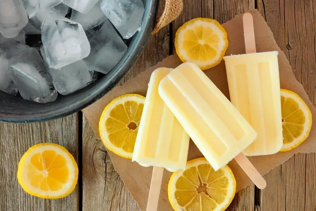 Ghiaccioli al limone fatti in casa, freschi e dissetanti, pronti per un'estate golosa.