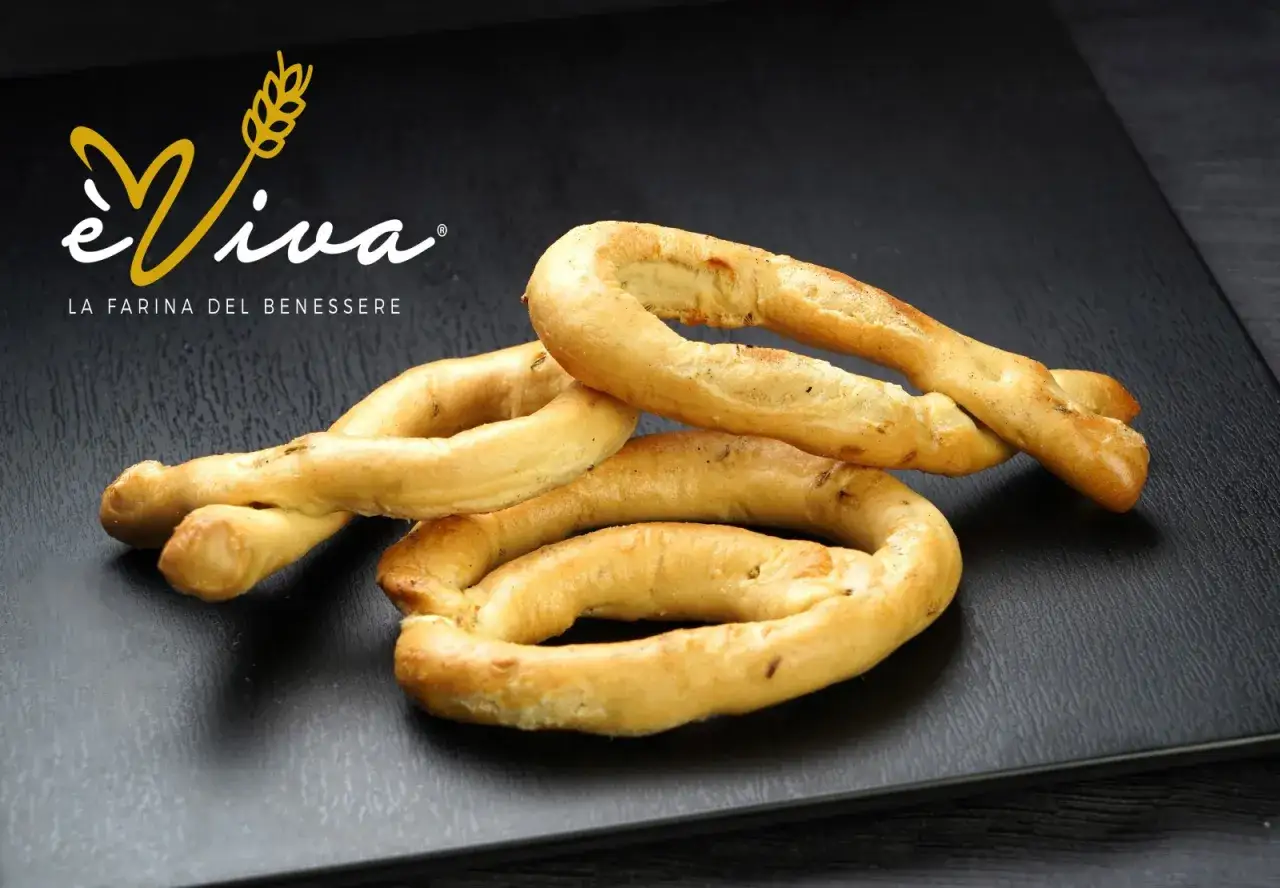 Taralli pugliesi ricetta originale, croccanti e dorati, con il logo É Viva, la farina del benessere.