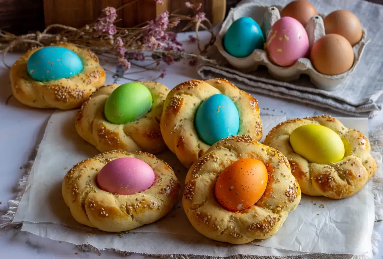 Cuzzupe calabresi della nonna, dolci intrecciati con uova colorate, un classico della Pasqua.