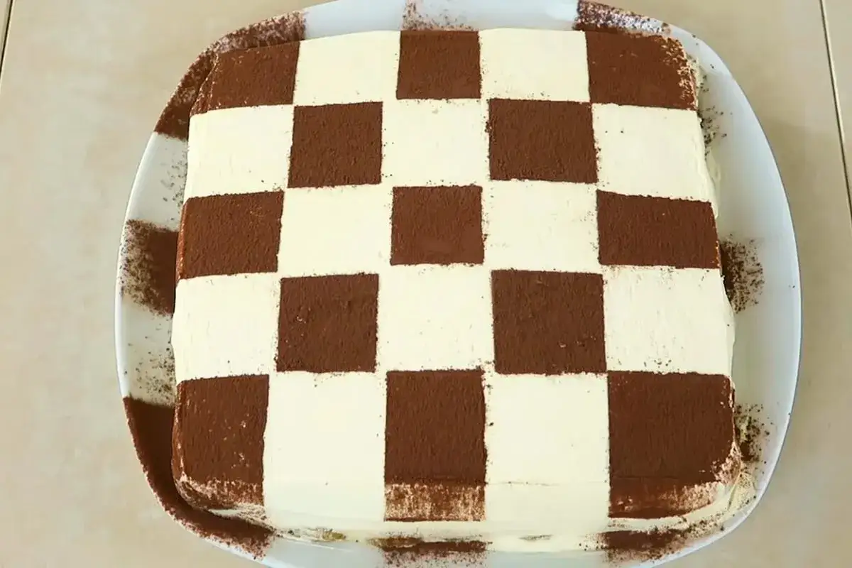 Tiramis&ugrave; ricetta Benedetta con decorazione a scacchiera. Crema bianca e cacao scuro si alternano in un disegno invitante.