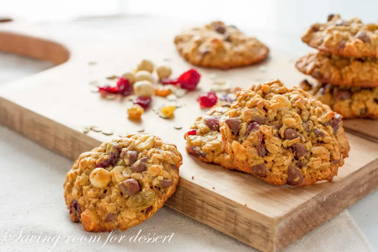 Biscotti rustici all'avena con gocce di cioccolato e mirtilli rossi, perfetti per una colazione energetica o una pausa golosa.