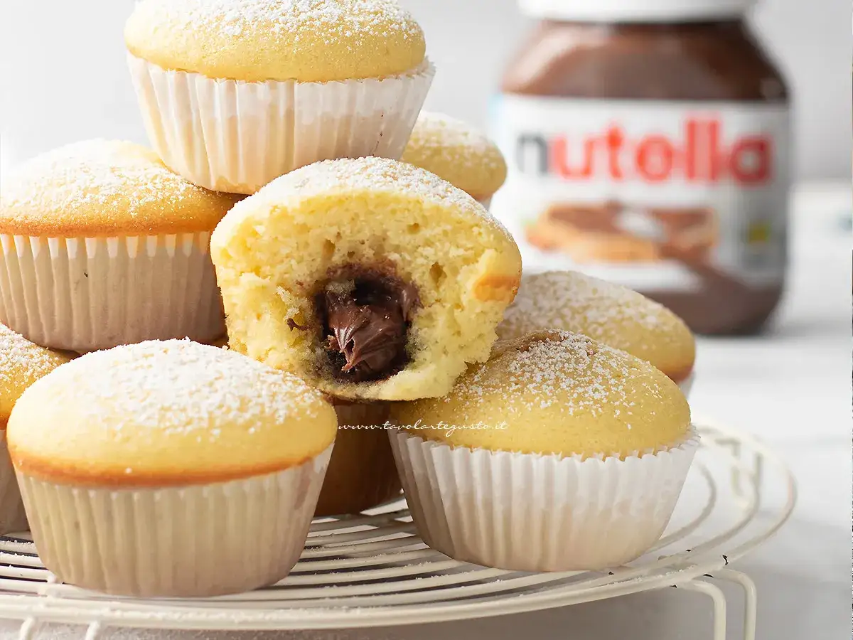 Muffin soffici con cuore di Nutella, perfetti per chi ama le ricette dolci. Un morso e ti innamori!