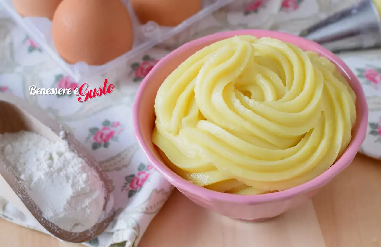 Crema di latte ricetta: ingredienti pronti per un dolce delizioso. Uova, farina e la crema pronta in una ciotola rosa.