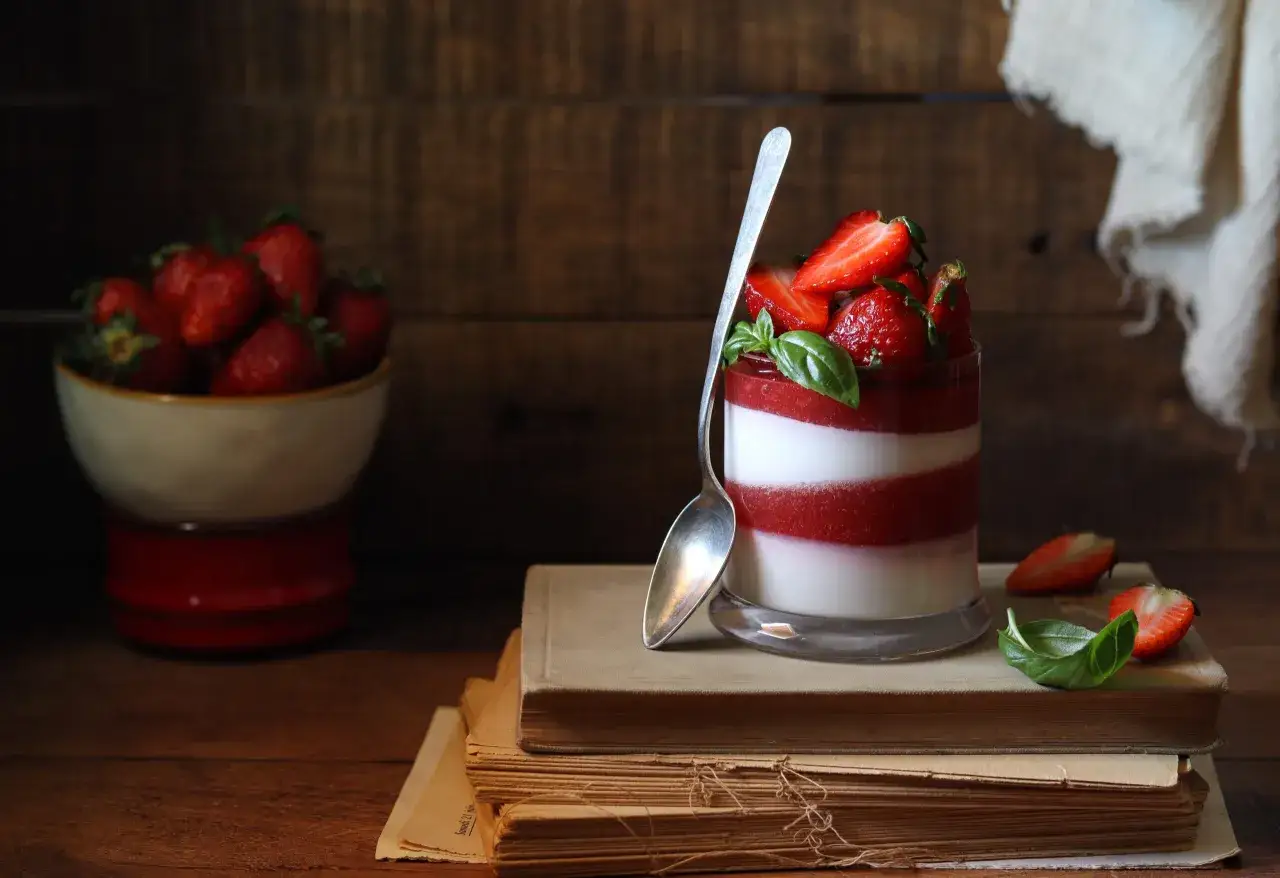 Delizioso dessert a strati con fragole e panna, perfetto per i dolci da fare in casa.