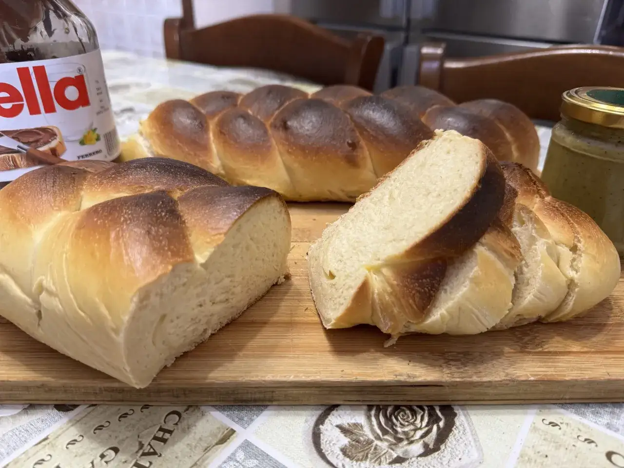 Pan brioche senza uova, dorato e soffice, pronto per essere spalmato con Nutella o marmellata.