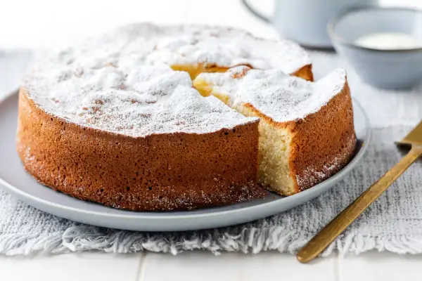 Una torta semplice e veloce, soffice e cosparsa di zucchero a velo, pronta per essere gustata.
