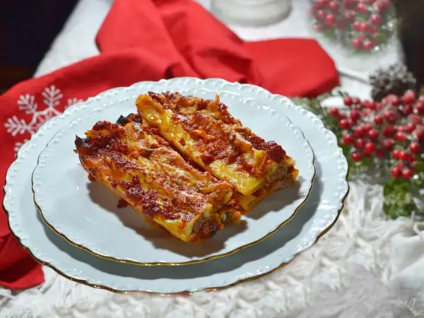 Cannelloni di carne ricetta della nonna, un piatto ricco e saporito, pronto per essere gustato.
