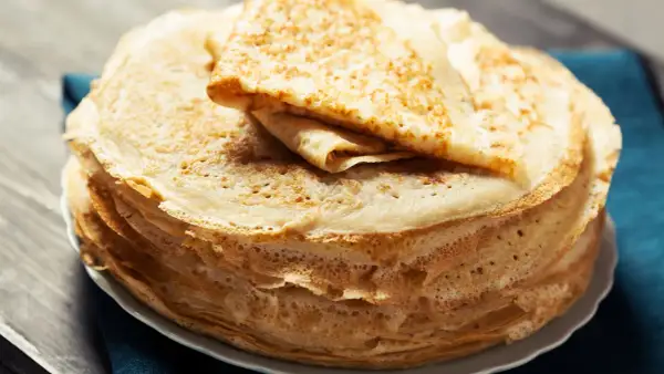 Una pila di crepes all'acqua dorate e sottili, pronte per essere farcite.