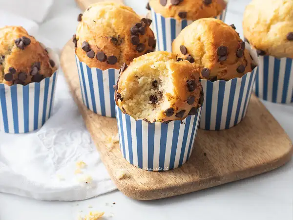 Muffin in friggitrice ad aria con gocce di cioccolato, uno è stato morso mostrando l'interno soffice.