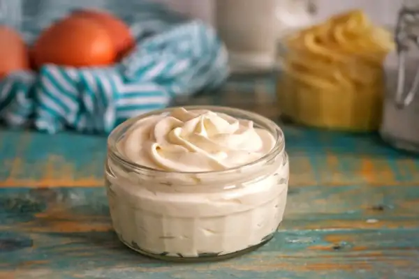 Crema diplomatica soffice e vellutata in un vasetto di vetro, pronta per farcire dolci deliziosi.