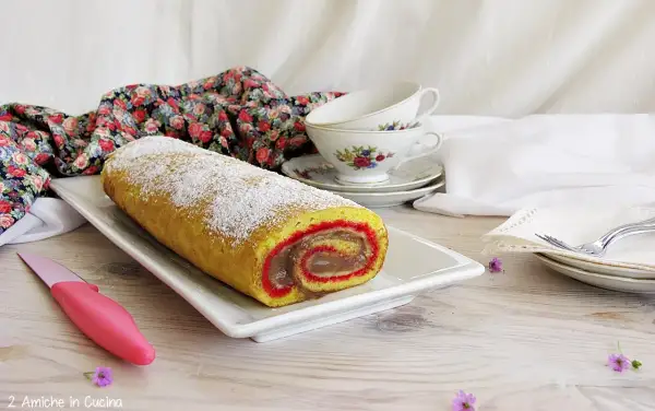 Rotolo giallo con ripieno di crema al cioccolato, spolverato di zucchero a velo. Un dolce salame che invita a una pausa golosa.