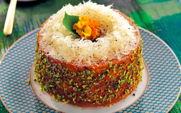 Chiffon cake decorato con pistacchi e pompelmo, un dolce soffice e profumato.