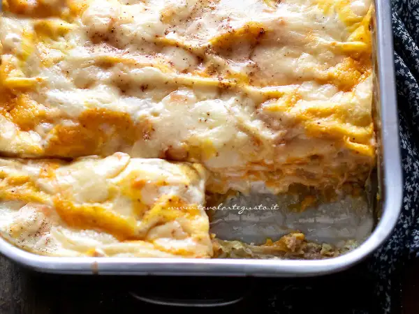 Lasagne zucca e salsiccia fatto in casa da Benedetta, dorate e filanti, pronte per essere gustate.