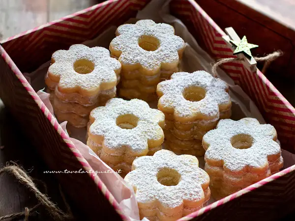 Deliziosi canestrelli, perfetti per ogni occasione. La ricetta è semplice e il risultato è un biscotto friabile e profumato, ideale da gustare con un tè o un caffè.