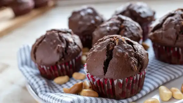 Deliziosi cupcake al cioccolato, ricchi e soffici, con noci croccanti.