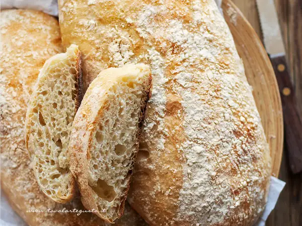 Pane fatto in casa ricetta della nonna: croste dorate e mollica alveolata, un profumo che sa di tradizione.