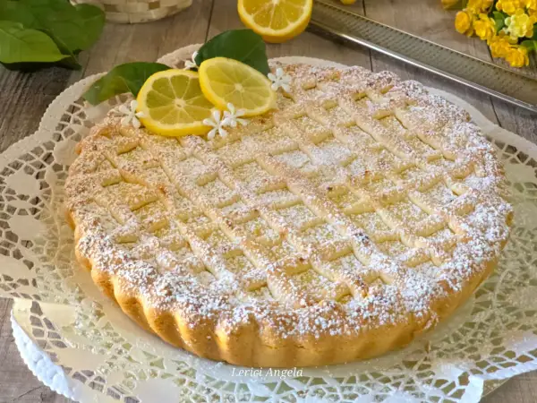 Deliziosa crostata babbaiola con scorze di limone e zucchero a velo, pronta per essere gustata.