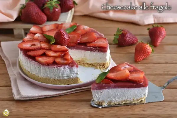 Delizioso cheesecake alle fragole, con strati cremosi e una copertura succosa di fragole fresche. Perfetto per ogni occasione.