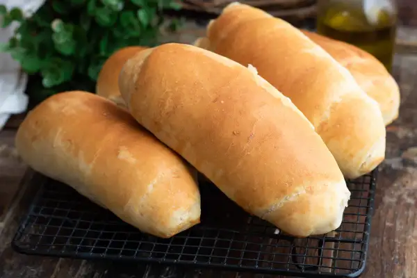 Panini all'olio dorati e fragranti, pronti per essere farciti.