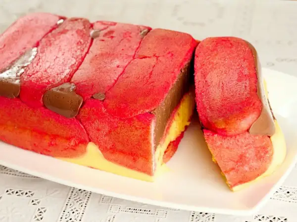 La zuppa inglese ricetta originale emiliana, con savoiardi rossi, crema al cioccolato e crema pasticcera.