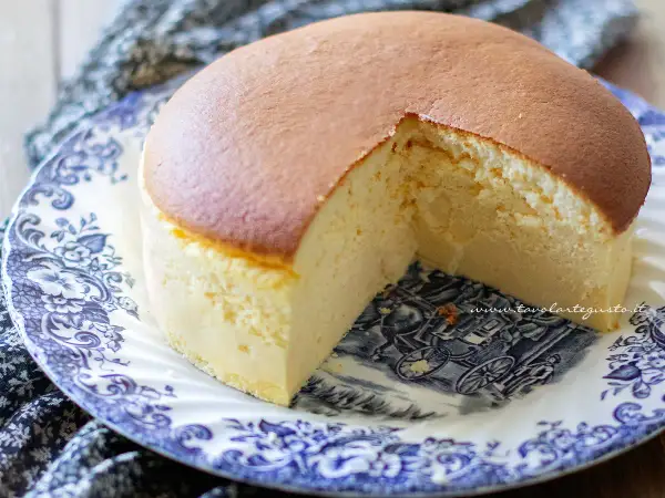 Delizioso cheesecake giapponese soffice e leggero, servito su un piatto decorato con un disegno antico.