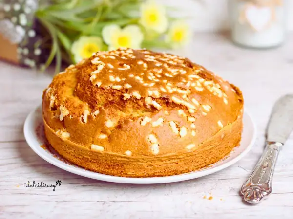 Torta soffice e dorata, con granella croccante, preparata in friggitrice ad aria. Perfetta per la colazione o la merenda.