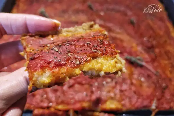 Fetta di pizza con pomodoro e formaggio, preparata con pane raffermo. Un'idea gustosa per recuperare gli avanzi.
