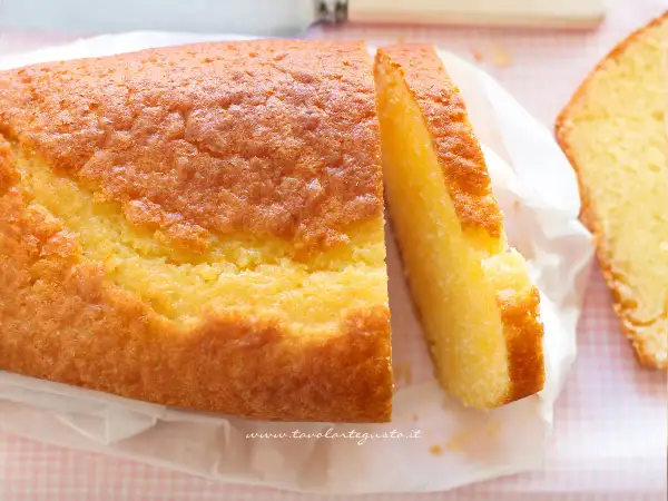 Plumcake allo yogurt dorato e soffice, appena affettato, pronto per una colazione golosa.
