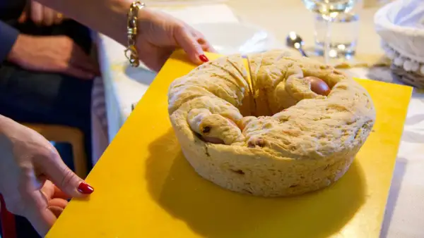 Casatiello lievitazione tutta la notte, pronto per essere gustato. Un impasto dorato e soffice, con uova e salumi incastonati, un vero capolavoro della tradizione.
