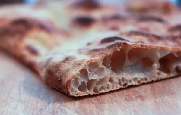 La pizza bonci, con la sua alveolatura perfetta e la crosta dorata, è un'opera d'arte culinaria.