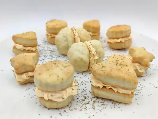 Piccoli panini a forma di cuore e stella, farciti con crema salata, perfetti per una colazione salata.