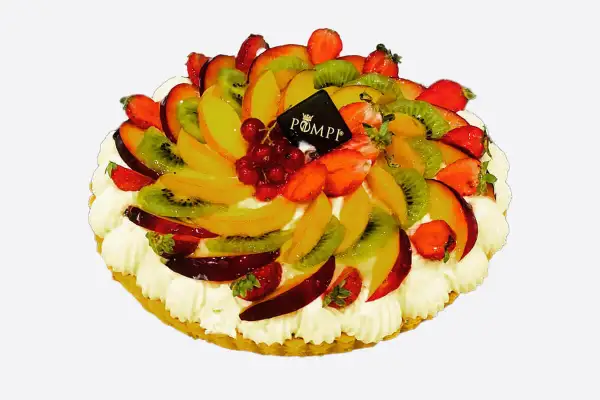 Deliziosa crostata di frutta con fragole, kiwi, pesche e ribes, guarnita con panna montata e un logo "POMPI".