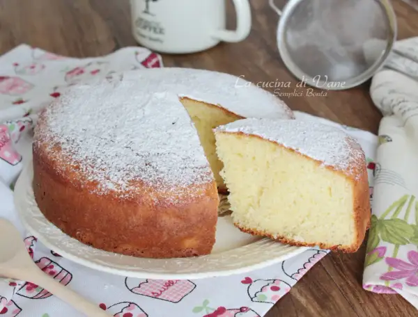 Torta soffice e profumata, preparata con 150 gr di yogurt greco. Perfetta per la colazione o la merenda.