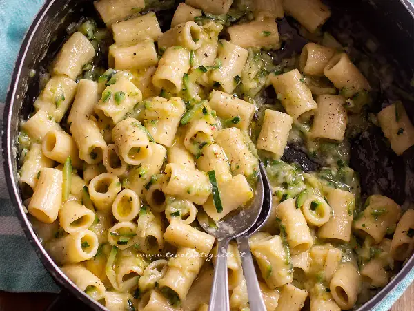 Pasta con zucchine, un sapore che ricorda la pasta con zucchine ricetta della nonna, cremosa e profumata.